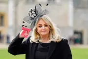 Operan de emergencia a Bonnie Tyler; su estado es estable
