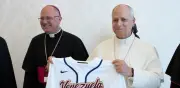 Papa León XIV recibe camiseta de Venezuela campeona del Clásico Mundial de Beisbol 2026