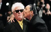 Pedro Almodóvar recibe ovación en Cannes con 'Amarga Navidad'
