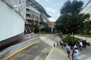 Policía se dispara por accidente en Plaza Mitikah