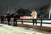 Policías impiden que hombre intente lanzarse de puente en NL