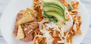 Prepara los mejores chilaquiles rojos con receta tradicional fácil