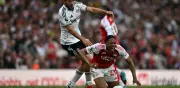 Raúl Jiménez sufre humillación defensiva ante Bukayo Saka en la Premier League