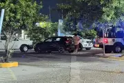 Roban arma a policía de San Pedro tras cristalazo