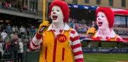 Ronald McDonald canta himno en beisbol y se vuelve viral