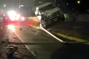 Sale de bar y se sube a camellón en la CDMX
