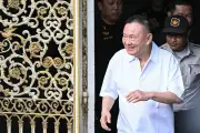 Sale de prisión ex primer ministro tailandés Thaksin Shinawatra
