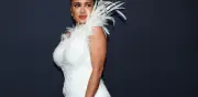 Salma Hayek deslumbra en Cannes 2026 con un vestido de plumas blancas