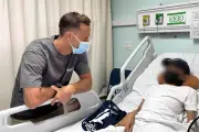 Sergio Canales visita a paciente pediátrico en clínica 25