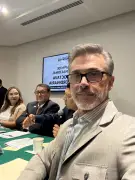 Sergio Mayer sigue en bancada de Morena pese a renuncia