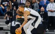 Spurs aplastan a Timberwolves y empatan la serie del Oeste