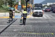 Trabajan en semáforos y causan atorón en Zaragoza