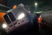 Tráiler vuelca en conexión de Revolución y Garza Sada en Monterrey
