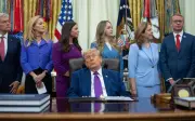 Trump suspenderá impuesto federal a gasolina por crisis en Irán