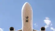 VIDEO: Avión de United Airlines impacta camión y poste al aterrizar en Newark