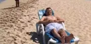 Video viral de Chabelo en playa asiática es falso, creado con IA