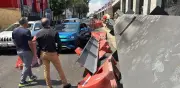 Viga cae en San Antonio Abad; conductora evita ser aplastada
