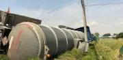 Vuelca pipa con turbosina en Hidalgo; activan operativo de control