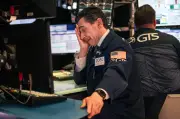 Wall Street cierra mixto por inflación récord y alza del petróleo