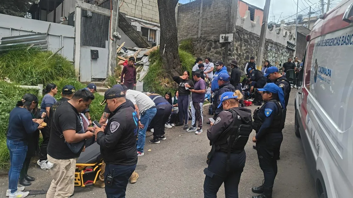 Volcadura de transporte escolar en Cuajimalpa deja 14 alumnos heridos