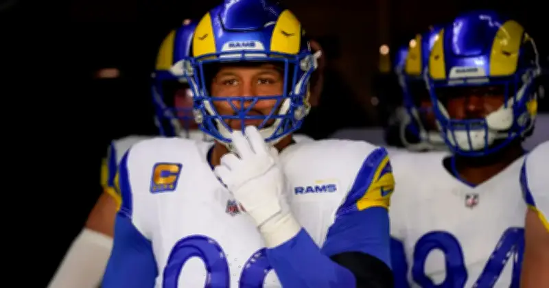 Aaron Donald podría salir del retiro para unirse a Myles Garrett en Rams