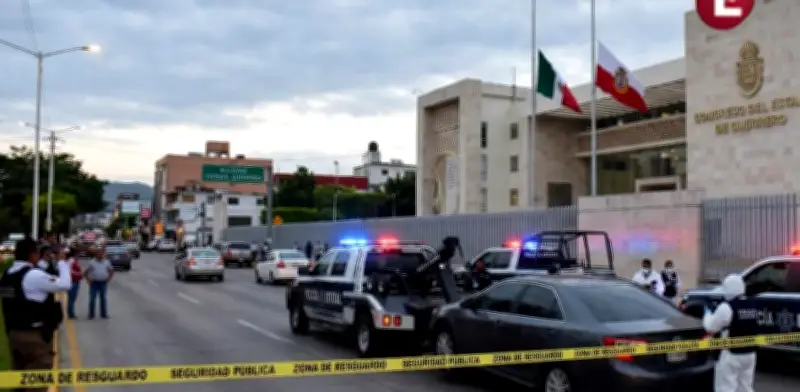 Abandonan cuatro cuerpos desmembrados afuera del Congreso de Guerrero
