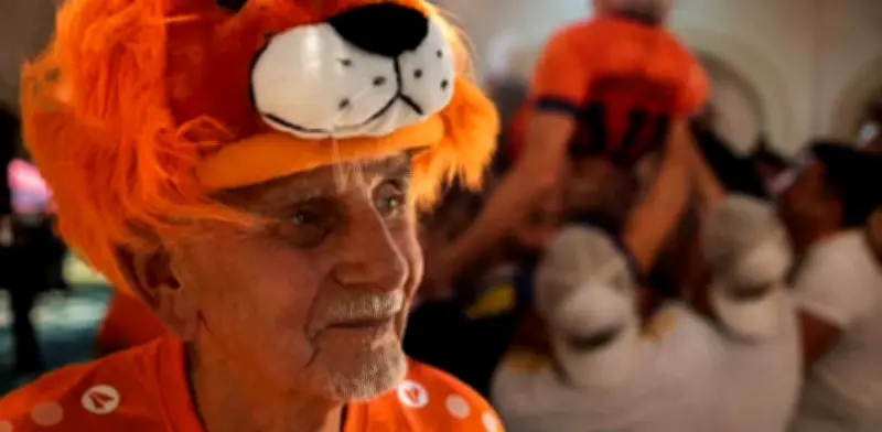 Abuelo neerlandés de 85 años se vuelve viral en Monterrey durante el Mundial 2026
