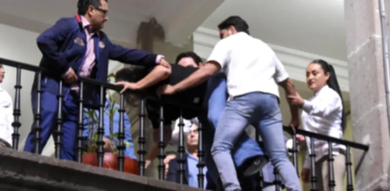 Activista amenaza lanzarse de Palacio de Morelos para exigir audiencia con gobernadora