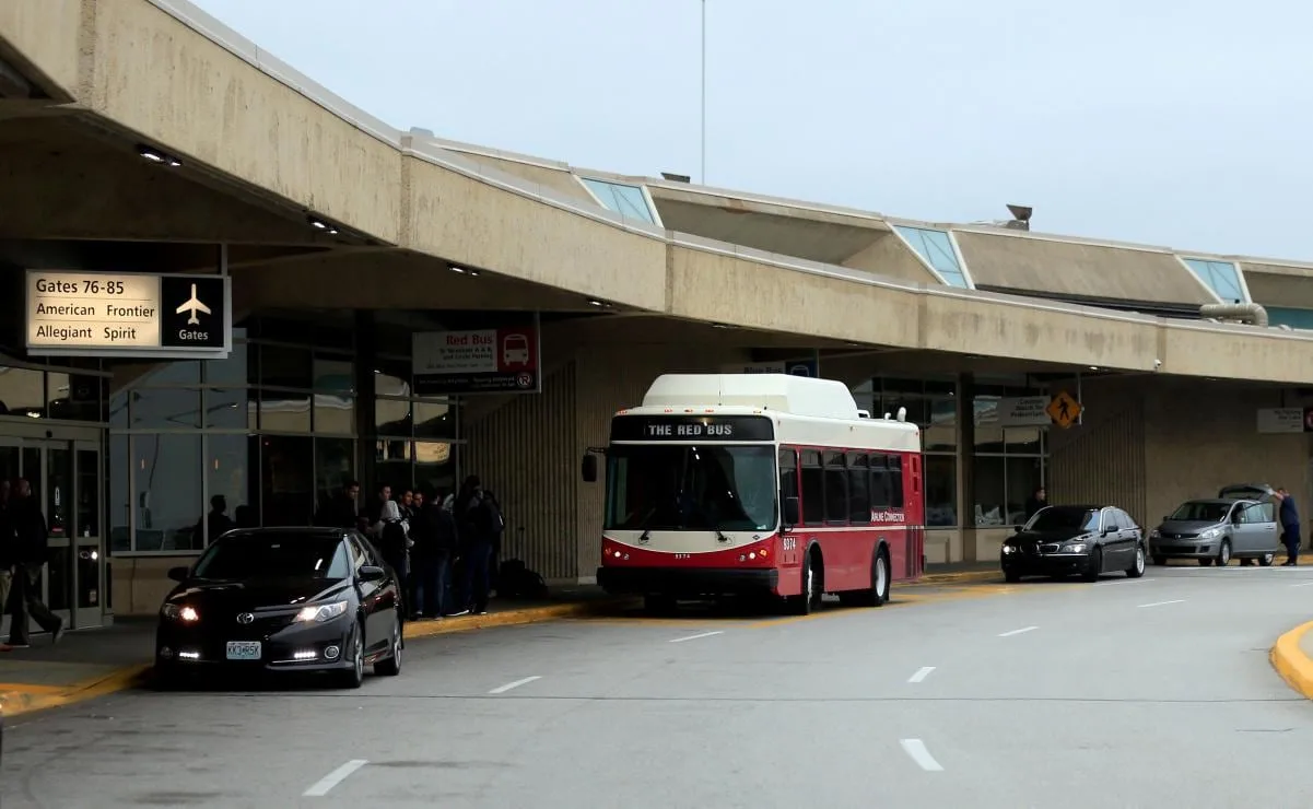 Evacúan aeropuerto de Kansas City por amenaza de seguridad; FBI investiga