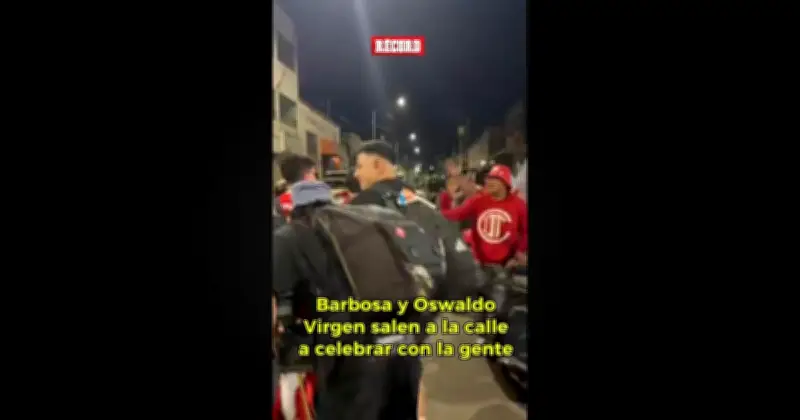 Afición del Toluca celebra triunfo con Diego Barbosa y Oswaldo Virgen