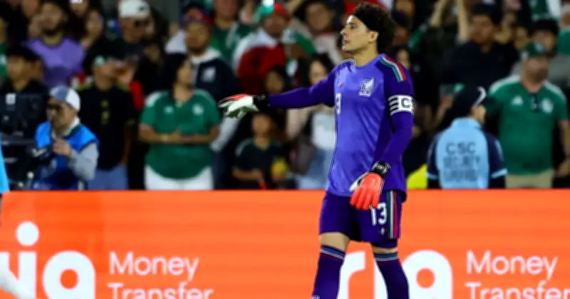 Afición mexicana se rinde ante Memo Ochoa en su regreso con el Tri