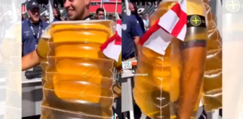 Aficionado inglés llega al estadio con chaleco de cerveza y se vuelve viral