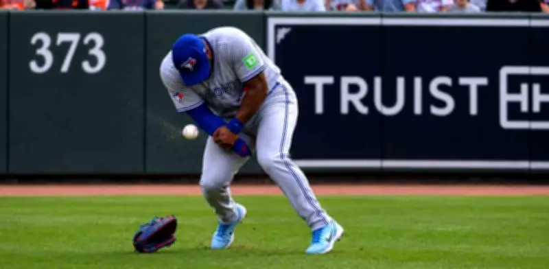 Aficionado lesiona a Jesús Sánchez al lanzarle una pelota desde la tribuna