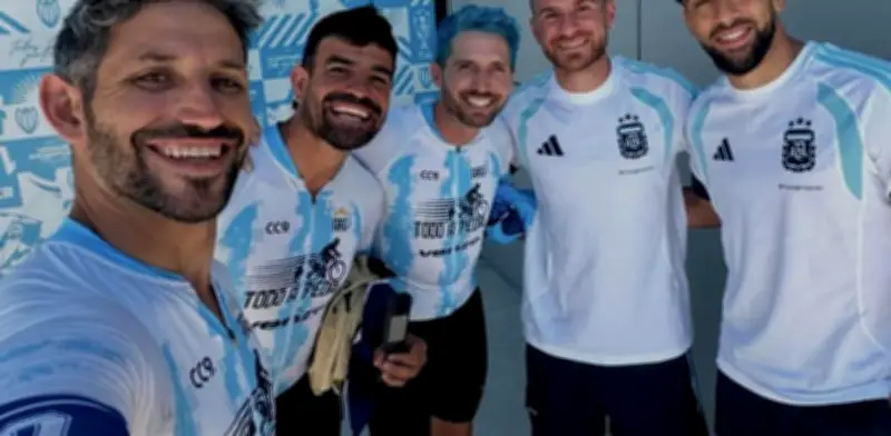Aficionados argentinos recorren 7.500 km en bici para llegar al Mundial 2026