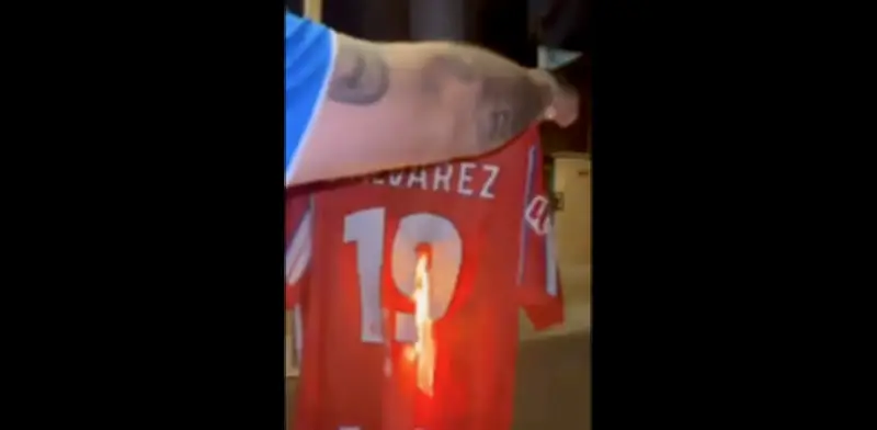 Aficionados del Atlético queman camisetas de Julián Álvarez tras pedir su traspaso