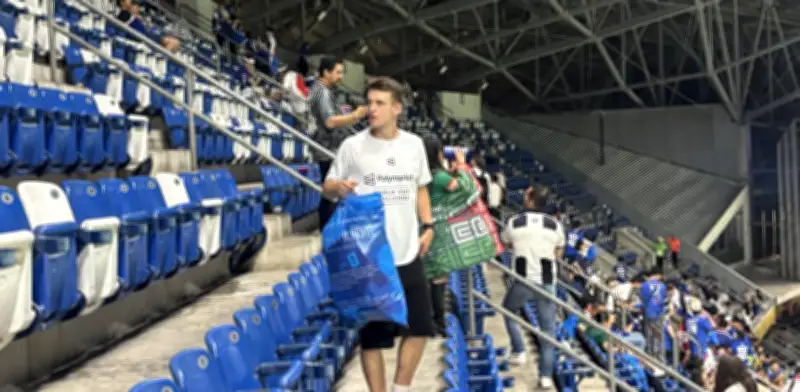 Aficionados japoneses limpian estadio tras golear a Túnez en Monterrey