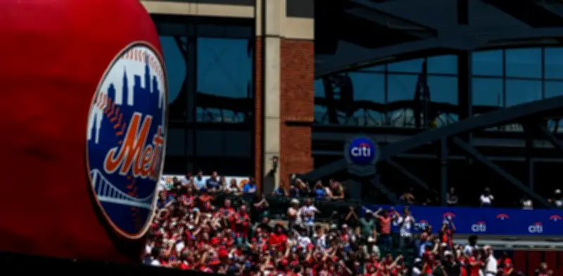Aficionados noruegos llevan su icónica fiesta vikinga a la MLB