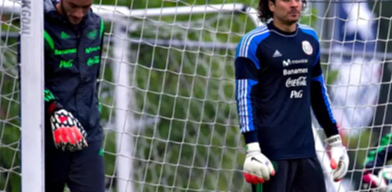 Aficionados revientan a marca cervecera por anunciar a Ochoa como titular