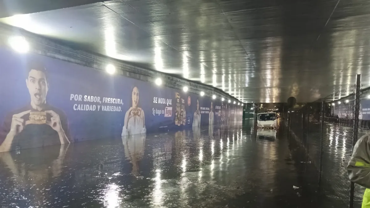 Aguacero en CDMX provoca inundaciones y arrastra vehículos en el sur poniente