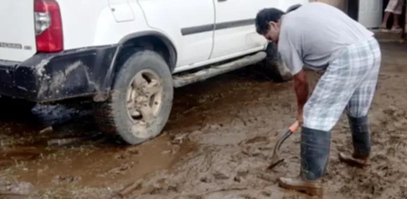 Al menos 70 viviendas afectadas por lodo en Chalco tras desbordamiento de río