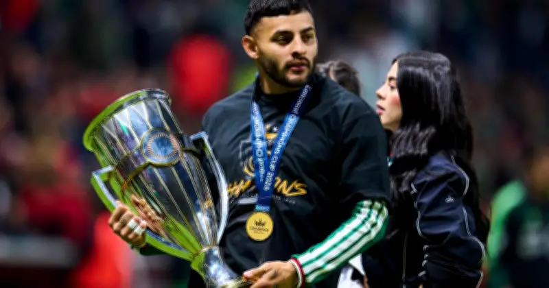 Alexis Vega y Jesús Gallardo reciben medallas de campeones de Concacaf