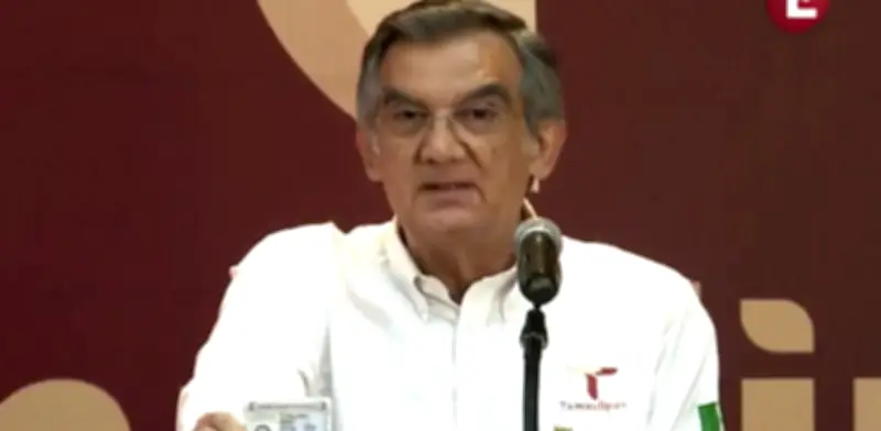 Américo Villarreal desmiente a LA Times y muestra su visa vigente