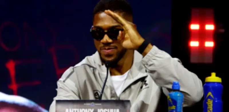 Anthony Joshua regresa al ring para honrar a sus amigos fallecidos y reta a Fury