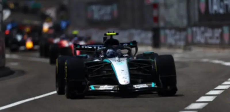 Antonelli gana en Mónaco; Checo Pérez décimo bajo investigación
