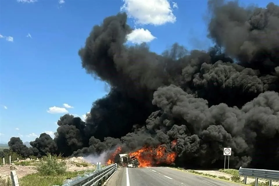 Cierran autopista Saltillo-Torreón por incendio de pipa en General Cepeda