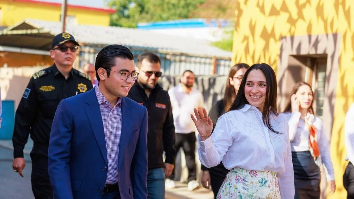 Arratia deja alcaldía de Juárez y su esposa asume como sustituta