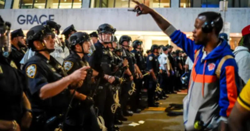 Arrestan a 21 aficionados de los Knicks tras caos en Nueva York