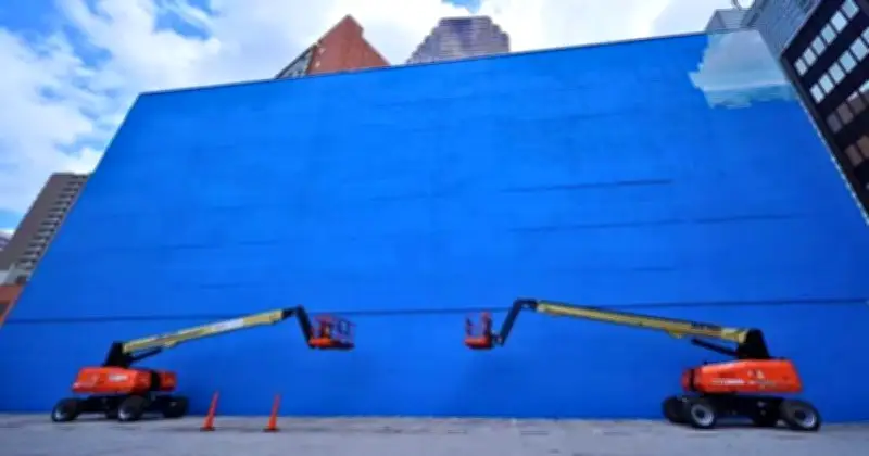Artista demanda a FIFA por 25 mdd tras destrucción de mural de ballenas en Dallas