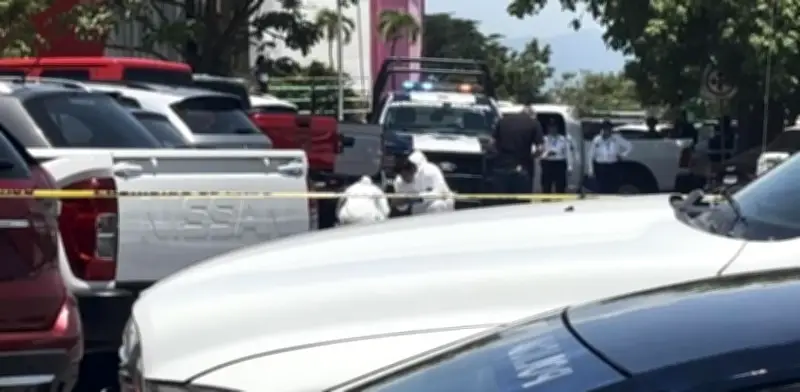 Asesinan a empresario gasolinero en centro comercial de Colima