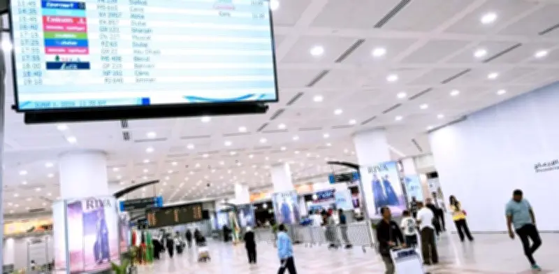 Ataque con drones iraníes en aeropuerto de Kuwait deja heridos y suspende vuelos